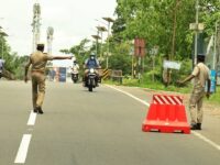 മദ്യപിച്ച് വാഹനമോടിക്കുന്നവരെ കണ്ടെത്താൻ കേരള പൊലീസ് നടത്തുന്ന വാഹന പരിശോധന