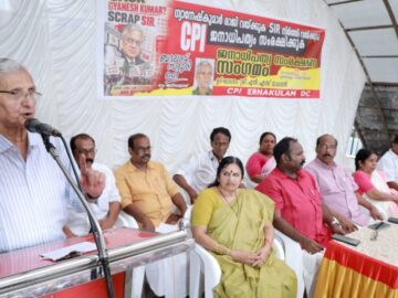 എറണാകുളം വഞ്ചി സ്ക്വയറിൽ സിപിഐ ജനാധിപത്യ സംരക്ഷണ സംഗമം ഉദ്ഘാടനം ചെയ്ത് എൻ. എസ്. മാധവൻ സംസാരിക്കുന്നു
