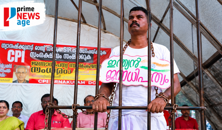 ചങ്ങലയിൽ ബന്ധിച്ച ‘ഇന്ത്യൻ ജനാധിപത്യം’; സിപിഐ സംഗമത്തിൽ ശ്രദ്ധേയമായി പ്രതീകാത്മക പ്ലോട്ട്