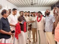 ഡൽഹി സമരത്തിൽ പങ്കെടുക്കാൻ പുറപ്പെട്ട യുവജന-വിദ്യാർത്ഥി പ്രവർത്തകർക്ക് എറണാകുളത്ത് യാത്രയയപ്പ് നൽകുന്നു
