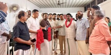 ഡൽഹി സമരത്തിൽ പങ്കെടുക്കാൻ പുറപ്പെട്ട യുവജന-വിദ്യാർത്ഥി പ്രവർത്തകർക്ക് എറണാകുളത്ത് യാത്രയയപ്പ് നൽകുന്നു