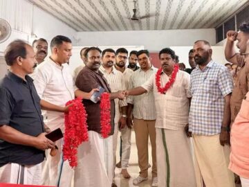 ഡൽഹി സമരത്തിൽ പങ്കെടുക്കാൻ പുറപ്പെട്ട യുവജന-വിദ്യാർത്ഥി പ്രവർത്തകർക്ക് എറണാകുളത്ത് യാത്രയയപ്പ് നൽകുന്നു