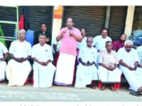 സിപിഐ നേതാവ് പി.എൻ. സന്തോഷിന് പറവൂരിൽ പ്രവർത്തകരും നാട്ടുകാരും അന്ത്യാഞ്ജലി അർപ്പിക്കുന്നു