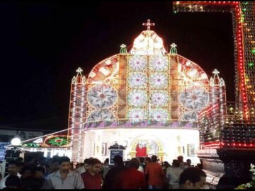 കന്നി 20 പെരുന്നാളിനായി വൈദ്യുത ദീപാലങ്കാരത്തിൽ ഒരുങ്ങിയ കോതമംഗലം മാർത്തോമ ചെറിയപള്ളി