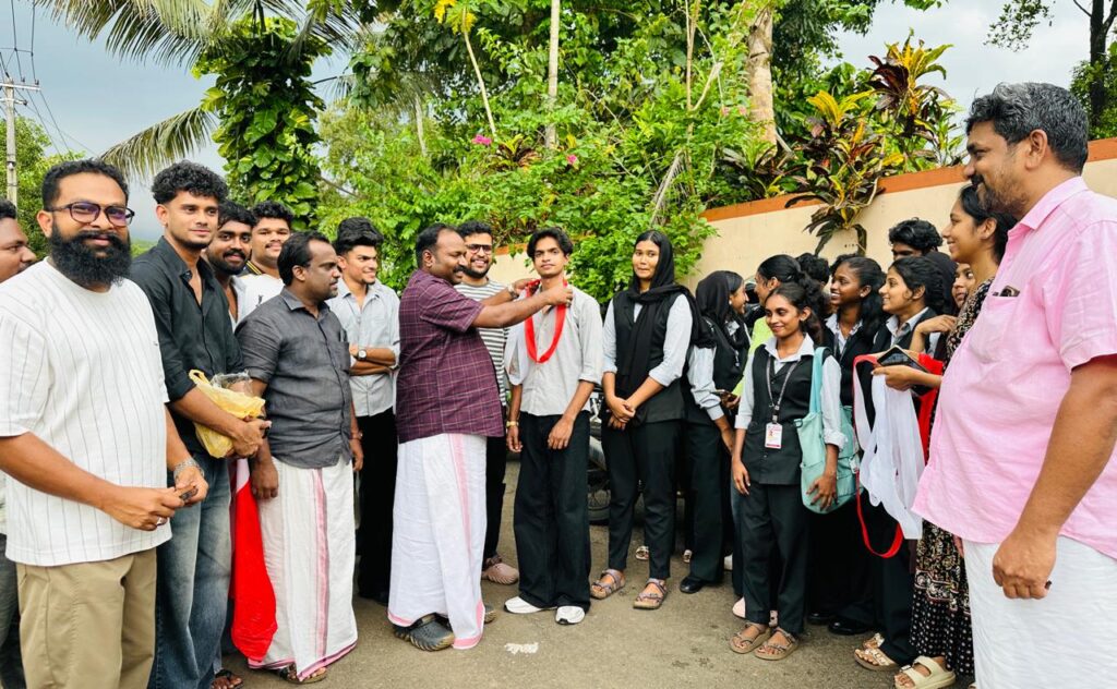 പേഴയ്ക്കാപ്പിള്ളി അറഫ കോളേജിൽ വിജയിച്ച എഐഎസ്എഫ് സ്ഥാനാർത്ഥികളെ എൻ. അരുൺ അഭിവാദ്യം ചെയ്യുന്നു