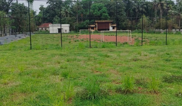 കാളവയൽ ഗ്രൗണ്ട് പാർക്കിംഗാക്കാനുള്ള നീക്കത്തിനെതിരെ AIYF; കുന്നത്തുനാട്ടിലെ കളിക്കളങ്ങൾ തുറക്കണമെന്നാവശ്യപ്പെട്ട് പ്രതിഷേധം