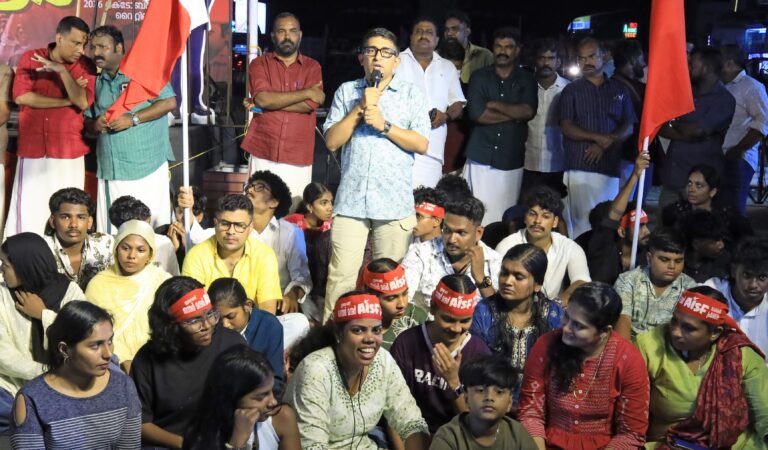 ‘ഇതാണ് ജന്തർ മന്തർ’; വൈറ്റിലയിൽ AISF എറണാകുളം ജില്ലാ കമ്മിറ്റിയുടെ രാപ്പകൽ സമരം