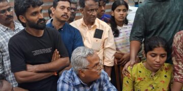 ചേരാനല്ലൂർ അപകടത്തിൽ മരിച്ച ജയബാലകൃഷ്ണന്റെ കുടുംബത്തെ സന്ദർശിക്കുന്ന ബിനോയ് വിശ്വം